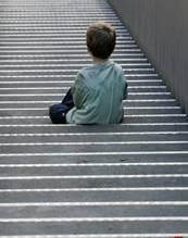 Niño sentado de espaldas